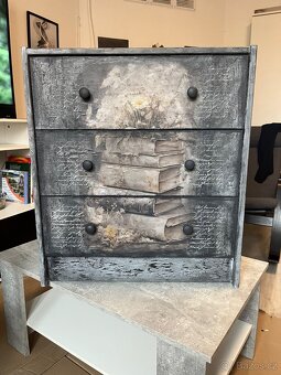 ✨ Originální vintage skříňka s motivem knih – ručně renovova - 2