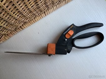 Nůžky na trávu Fiskars GS42 - 2