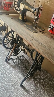 Starý šicí stroj na litinových nohách - 2