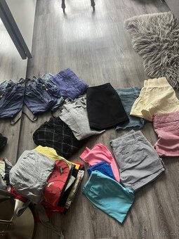 3 krabice dámského oblečení - 2