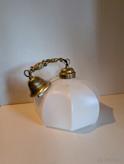 pěkný mosazný starý lustr, dobové bílé stínidlo - 2