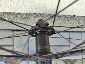 Zadní kolo Specialized. - 2