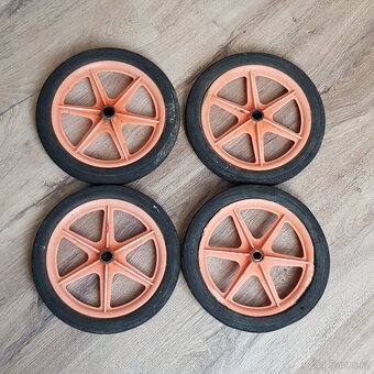 Kolečka 4ks - 22cm. Průměr středu 1,5cm. - 2