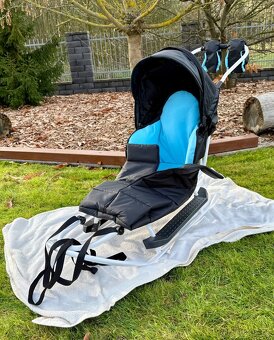 Prémiové dětské sáňky s boudou, opěrkou a madlem – jako nové - 2