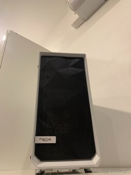 Fractal Design – herní skříň (chybí skleněná bočnice) - 2