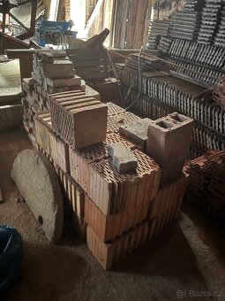 Cihly a křidlice za odvoz - 2