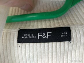 Krémový svetr s výstřihem - 2