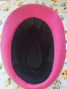 Černo-růžový klobouk s páskem - 2
