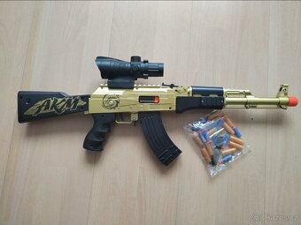 Prodám dětský samopal AKM, zlatý, černý - 2
