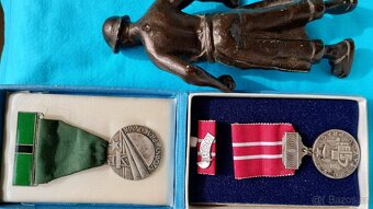 socialismus-dvě vyznamenání,socha dělníka z kovu a medaile Z - 2