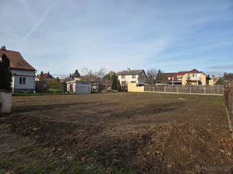 Zasíťovaný stavební pozemek 1004m2 pro 2 RD, 30 min od Prahy - 2