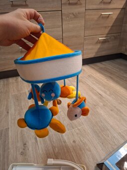 Kolotoč nad postýlku - 2