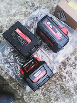 Milwaukee baterie M18 a nabijecky M12 a M18 - 2