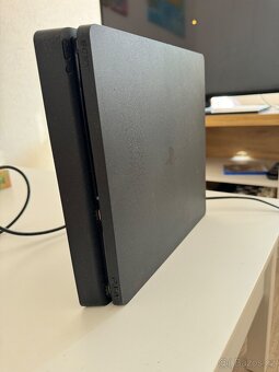 PS4 slim + ovladač - 2