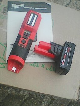 Milwaukee M12 CML-0 Aku světlo + barerie 4Ah 1000 lumenu - 2