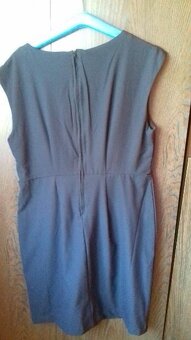 Prodám levně 2 pěkné téměř nové šaty, 1x nošené - 2