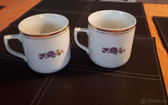 Starší velké porcelánové hrnky s květy - 2