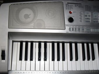 Yamaha Portable Grand DGX 305 (rozsah 6,5 oktávy) - 2