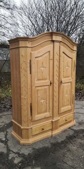 Celomasivní skříň s šuplíky - 2