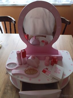 Kosmetický (toaletní) stolek - 2