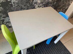 Dřevěný stůl se židličkami 77x56x54 - 2