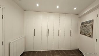 Bílá šatní a úložná skříň - 2