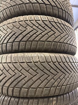 prodám zimní 205/60/16 Vredestein - 2