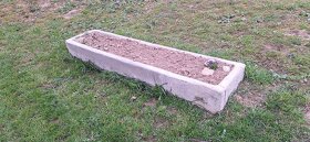 Daruji betonové koryto - 2
