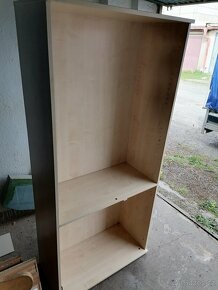 Stůl a skříňka kanceláře - 2