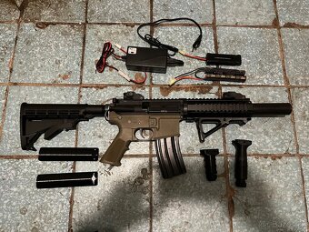 Airsoft M4/AR15 útočná puška s příslušenstvím - 2