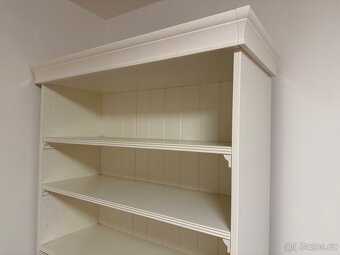 Bílá knihovna ve velmi dobrém stavu - 2