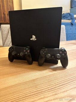 PlayStation 4 Pro – skvělý stav + 2 ovladače - 2