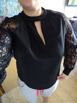 Černá halenka s krajkovými rukávy - vel. M - 2
