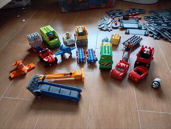 LEGO DUPLO - velký mix kostek, kolejí, aut a dalsi (komplet) - 2
