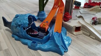 Hotwheels garáž + další dráhy - 2