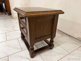 Starožitný malý odkládací stolek - 2