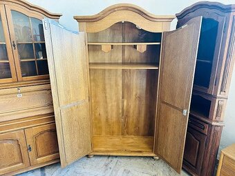 970 Dřevěná skříň frézovaná masivní provedení - 2