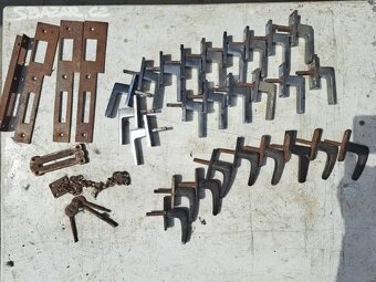 dveřní zámky,okenní kličky - 2