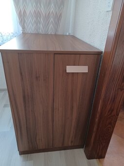 komoda s policemi – dekor dřeva - 2