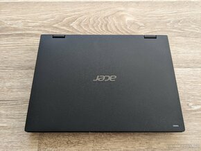 Starší a drobný Acer notebook - 2