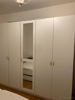 2 skříně + malou skříňku. - 2