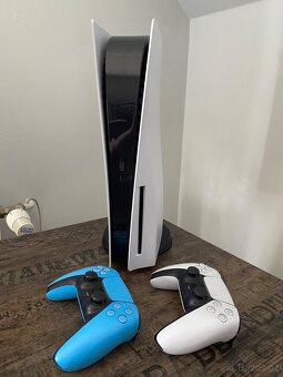 Playstation 5 s dvěmi ovladači - 2