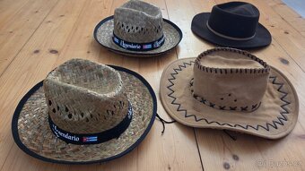 Vše za 500 Kč-klobouky, obraz, el. klávesy a další - 2