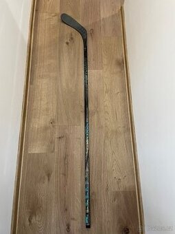 Hokejka Bauer TWITCH - 77 flex, P28 levá - 2