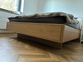 Masivní dřevěná postel vč. matrací a lampiček - 2