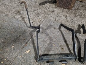 Přední držák radlice na zahradní traktor. - 2