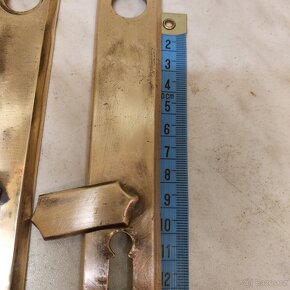 Staré mosazné kliky a štítky ke dveřím. - 2