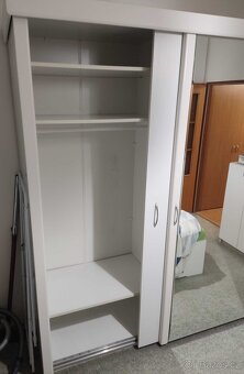 Prodám bílou třídveřovou skříň s posuvnými dveřmi a zrcadlem - 2