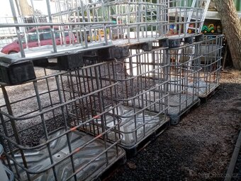 IBC nádrže na všechno černé bílé a klece - 2