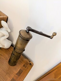 Starožitný mosazný mlýnek - 2
